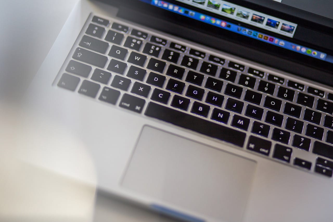 Generatywne storyboardy dla youtuberów macbook-2620145_1280