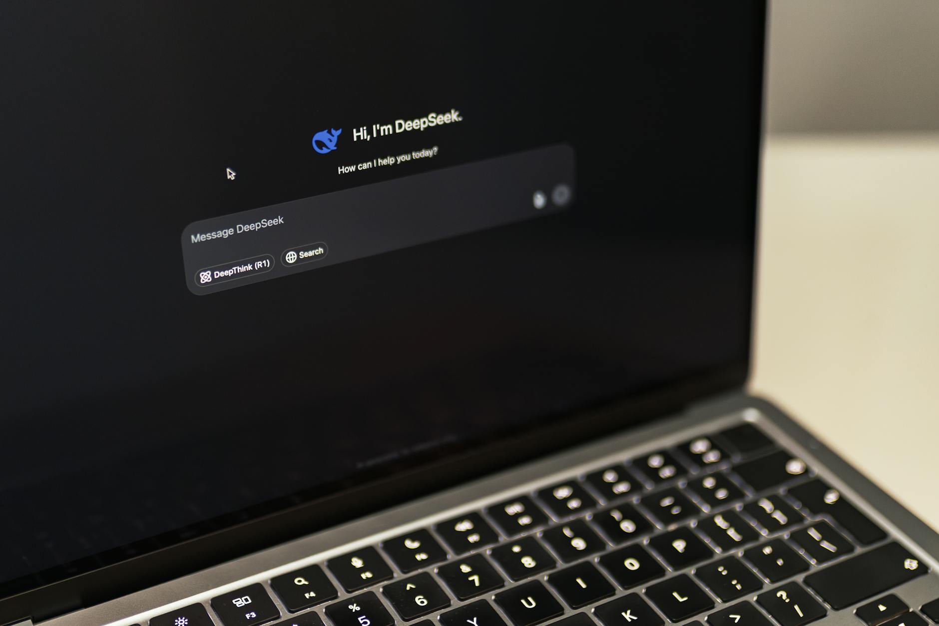 MacBook z uruchomionym interfejsem DeepSeek AI na biurku