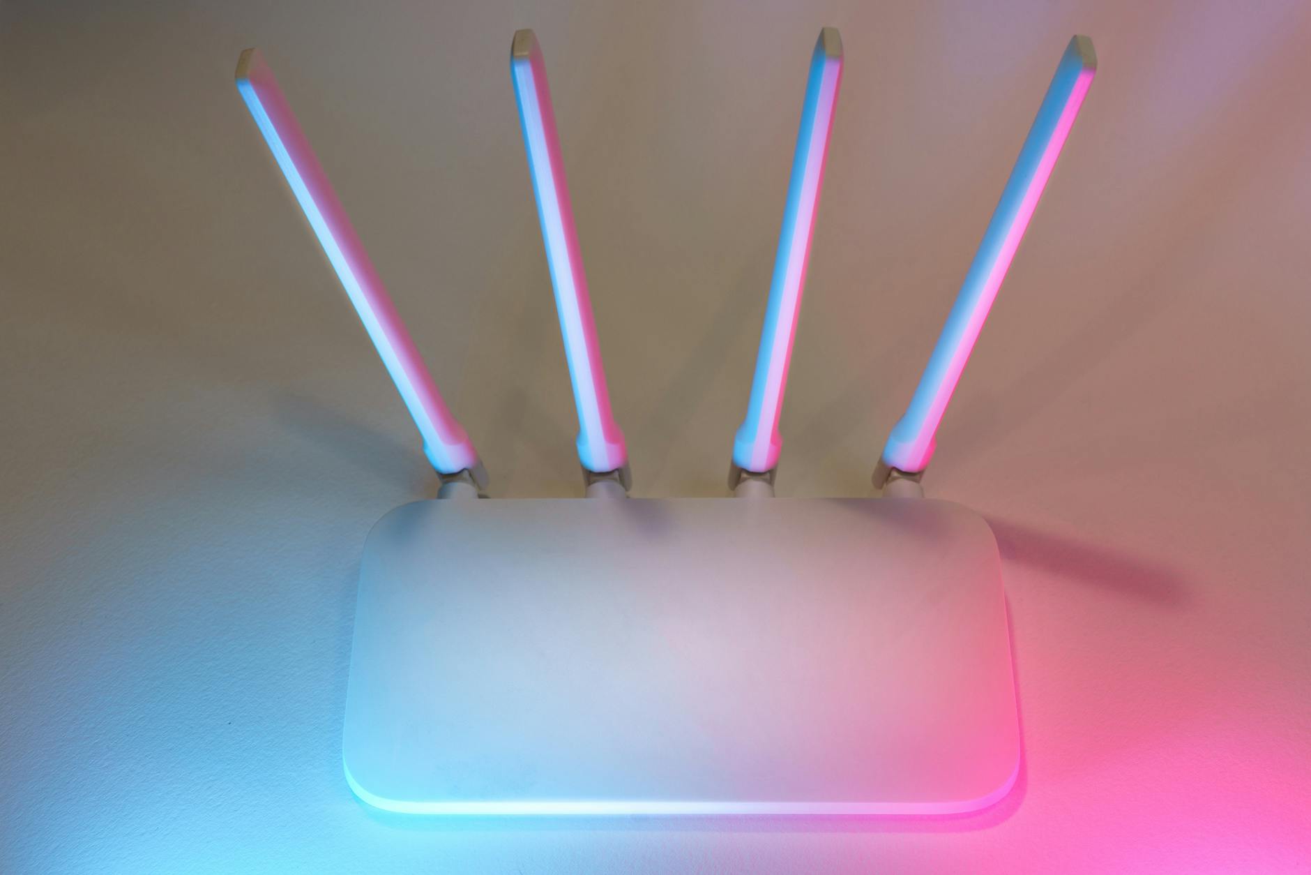 Nowoczesny biały router Wi‑Fi z czterema antenami w domowej sieci IPv6