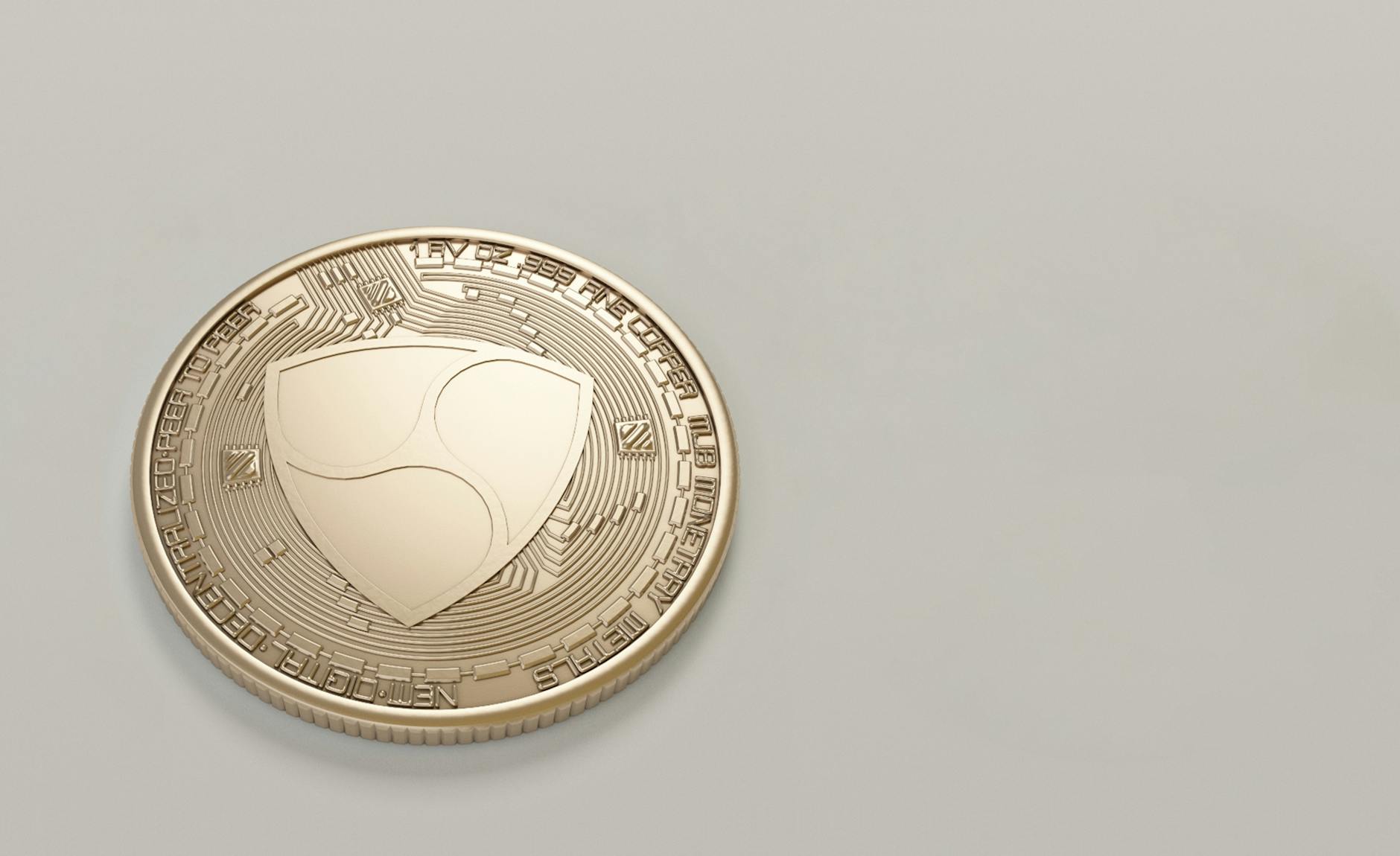 Zbliżenie złotej monety kryptowaluty NEM na neutralnym tle