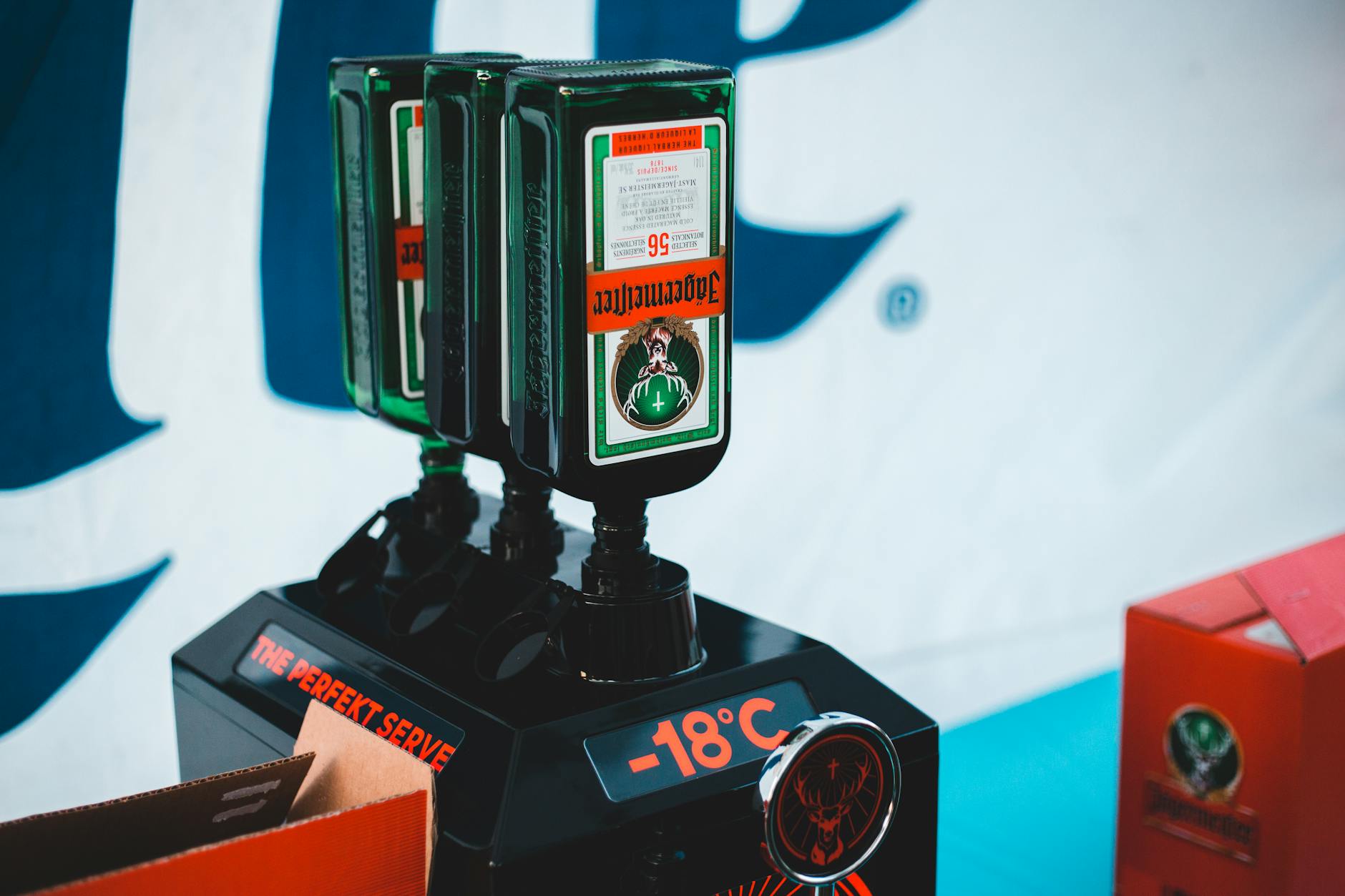 Butelki Jägermeistera w automacie do nalewania alkoholu