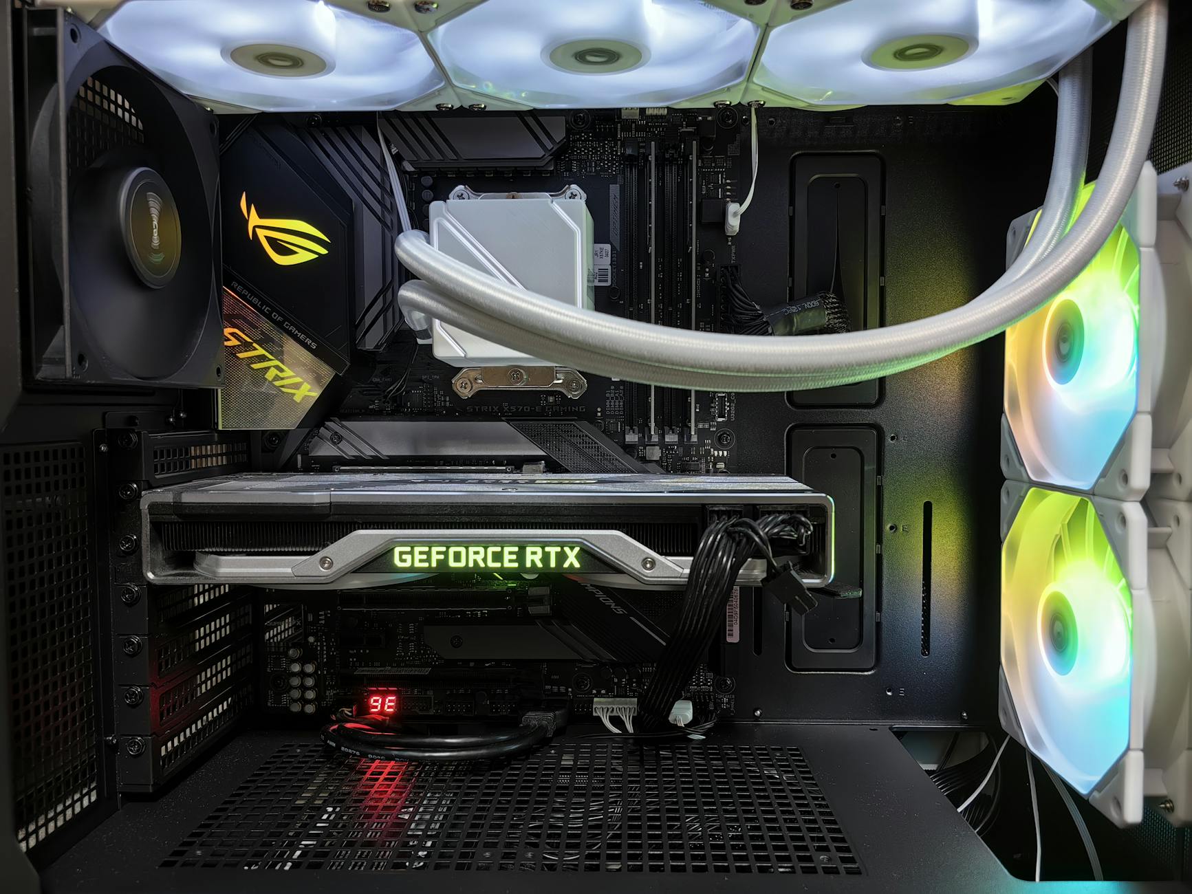 Wnętrze czarnej obudowy gaming PC z GeForce RTX i podświetleniem RGB