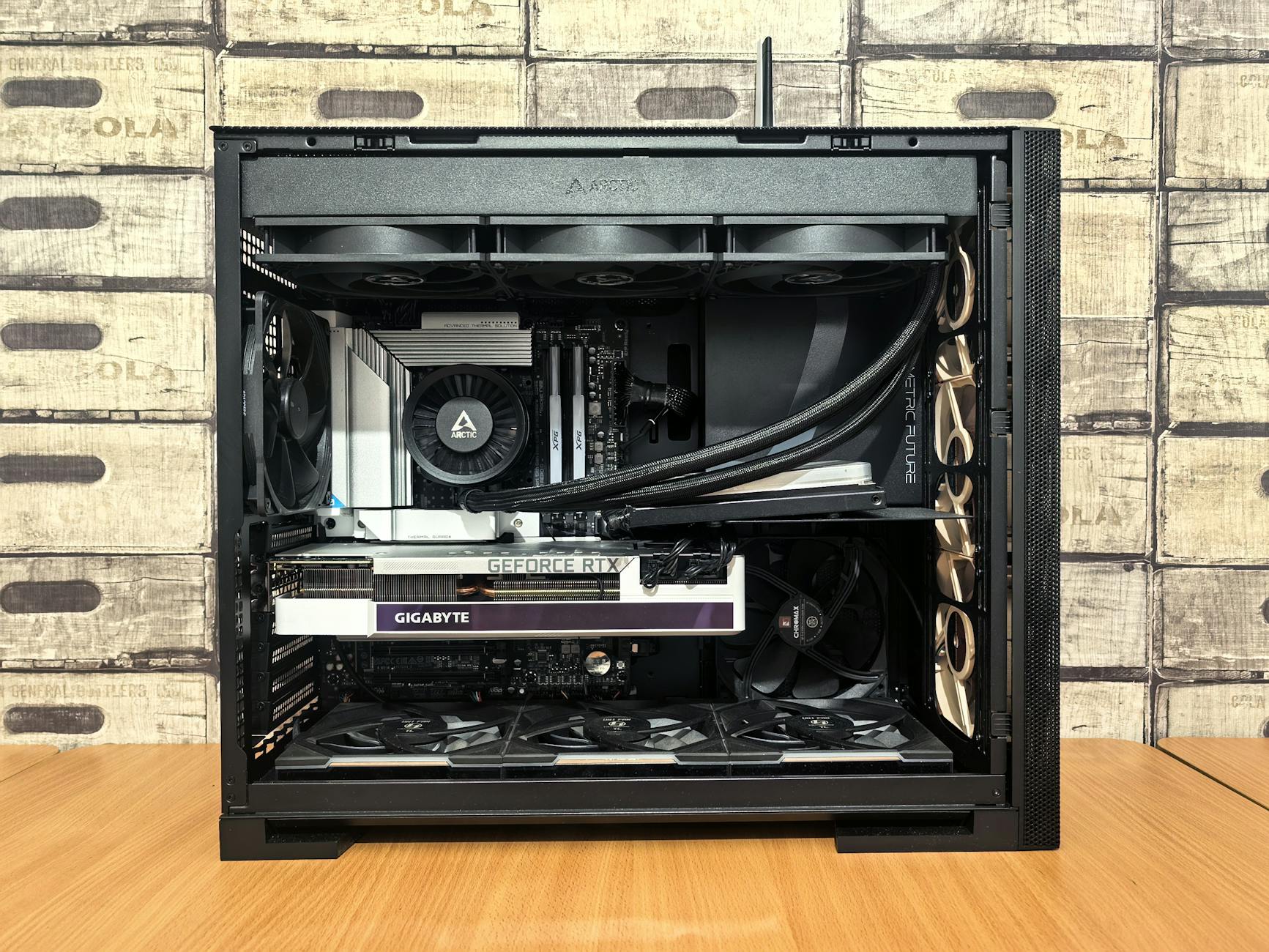 Zbliżenie na podzespoły w obudowie gamingowego komputera PC