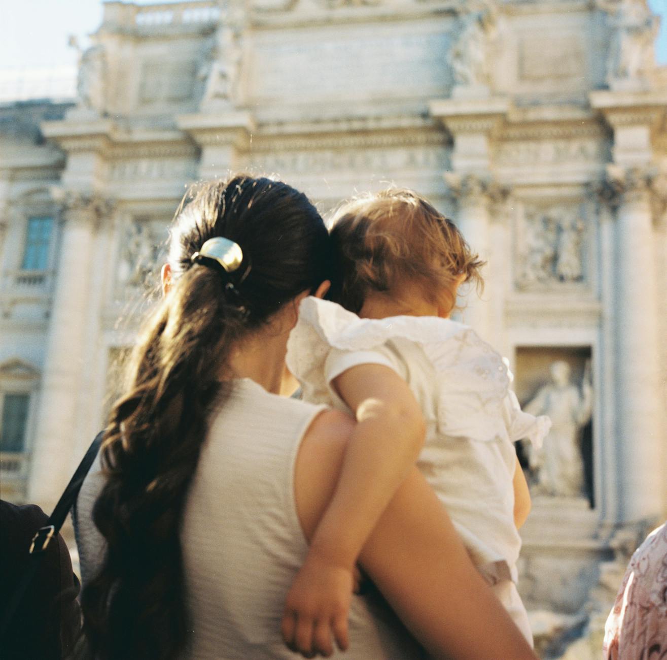 Weekend w Rzymie z dziećmi – sprawdzony plan zwiedzania i praktyczne porady dla rodziców Mama z dzieckiem przy Fontannie di Trevi podczas weekendu w Rzymie