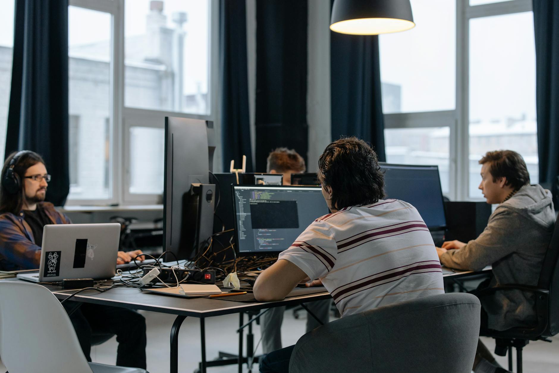 Zespół programistów pracuje nad projektem open source w nowoczesnym biurze