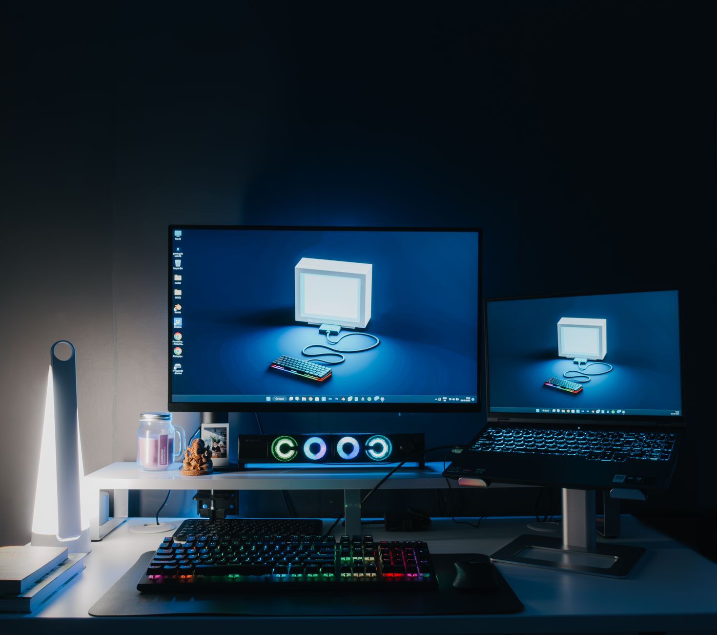 Domowe biurko z dwoma monitorami i podświetleniem RGB do pracy i gier