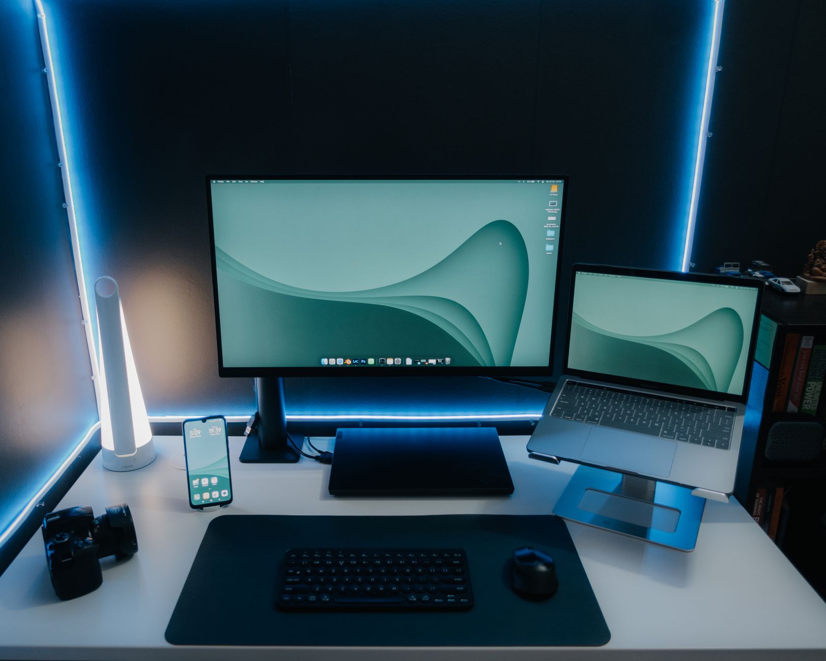 Nowoczesne biurko z monitorem i laptopem oraz podświetleniem ambientowym
