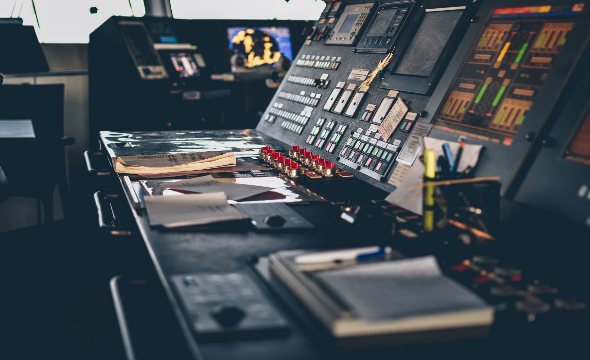 AI w DevOps: generowanie konfiguracji, pipeline’y CI/CD i automatyzacja runbooków Zbliżenie nowoczesnego panelu sterowania z przyciskami i przełącznikami